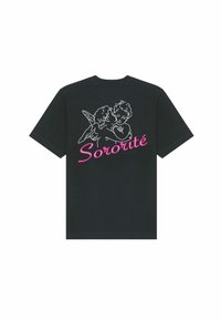 T-shirt en coton noir avec un dessin en ligne blanche de deux anges, accompagné d'un texte rose indiquant "Sororité" en dessous du design.
