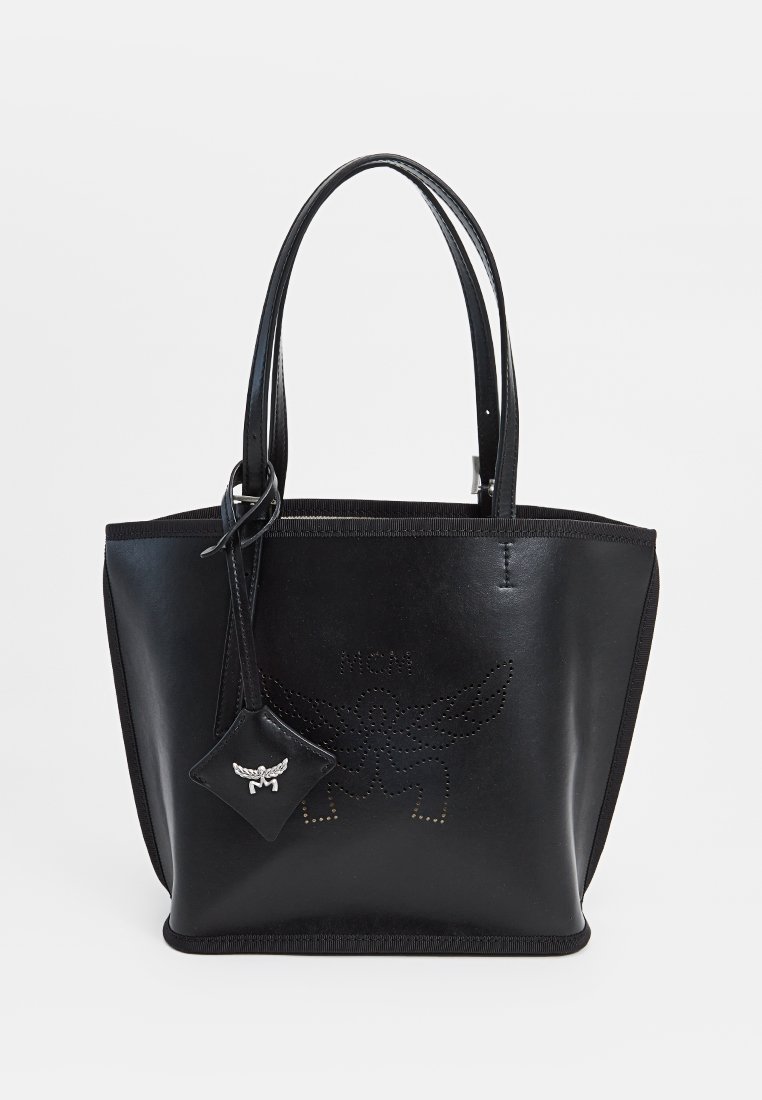 Schwarze Ledertasche mit geprägtem Flügeldesign, silberner Hardware und einem abnehmbaren Anhänger. Verfügt über zwei stabile Griffe und eine elegante, strukturierte Form.