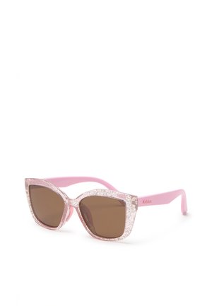 Lunettes de soleil rose forme œil de chat avec montures pailletées et verres marron, avec la marque « Kiddus » sur les branches roses, présentées sur fond blanc.