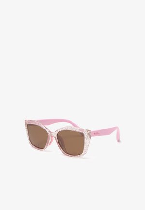 Lunettes de soleil rose forme œil de chat avec montures pailletées et verres marron, avec la marque « Kiddus » sur les branches roses, présentées sur fond blanc.