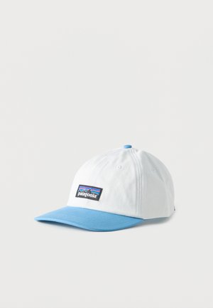 Weiße und blaue Patagonia-Baseballkappe mit Logo-Patch auf der Vorderseite, vor einem schlichten weißen Hintergrund.
