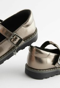 Metallic bronze Sandalen mit einem Riemen und einer Schnallenverschluss. Gummisohle mit einem Sternenanhänger und strukturiertem Finish.
