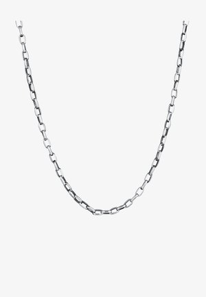 Collier en métal argenté avec des maillons allongés et entrelacés, présentant une finition lisse, réfléchissant la lumière de manière élégante sur un fond blanc.