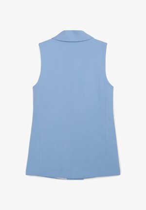 Blusa senza maniche azzurro chiaro con colletto, caratterizzata da una texture liscia e linee pulite. Design semplice senza decorazioni visibili.