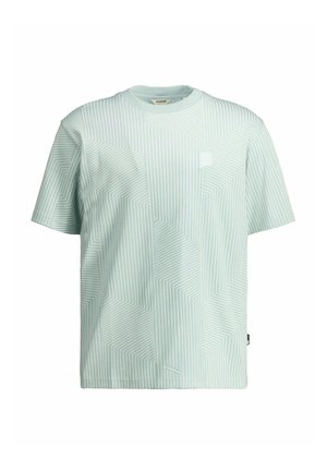 T-shirt bleu clair à manches courtes avec un motif de lignes géométriques blanches et un petit logo carré sur la poitrine gauche.