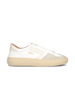 Witte en beige sneaker met een textuur, natuurlijke rubberen zool, leren bovenkant, zijstrepen en een logo-detail aan de zijkant.