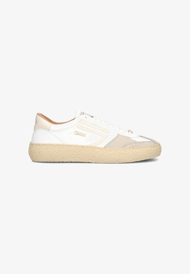 Baskets blanches et beige avec une semelle en caoutchouc naturel texturé, un dessus en cuir, des bandes latérales et un logo sur le côté.