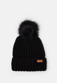 Beanie tricotat negru, cu un model texturat, mansetă pliată și o pompon pufoasă în partea de sus; prezintă o etichetă mică din piele maro.