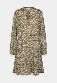 Leopardmönstrad klänning i lätt tyg, med långa ärmar, rund halsringning och ett flerfaldigt fåll. Färgerna inkluderar oliv och beige.