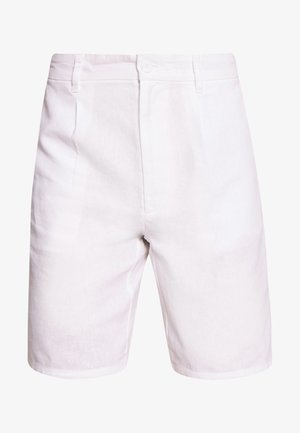 Shorts blancs longueur genou avec fermeture à boutons et passants de ceinture, en tissu léger, présentés sur un fond blanc.