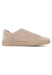 Beige Wildledersneaker mit einem strukturierten Mesh-Obermaterial, runder Zehenpartie und flacher Gummisohle. Hat eine Schnürung vorne und ein minimalistisches Design.
