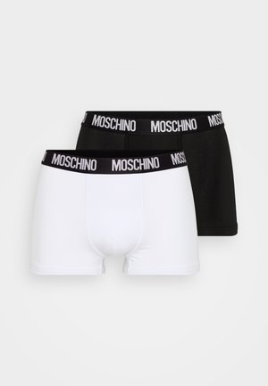 Dois pares de boxers, um branco e um preto, apresentando uma ampla cintura elástica de marca com "MOSCHINO" impresso em texto branco.