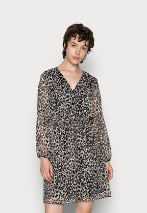 Leopardmønstret kjole med lange ærmer, V-hals og en stofbælte. Gennemsigtigt materiale med en flydende silhuet og subtile teksturdetaljer.