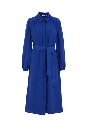 Rochie albastră cu mâneci lungi, cu închidere tip buton pe față, guler și cordon la talie. Confecționată dintr-un material neted, cu o siluetă fluidă.