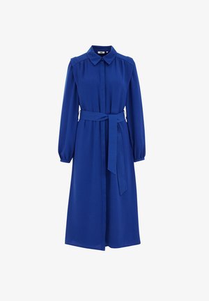 Niebieska sukienka z długim rękawem, z zapięciem na guziki z przodu, kołnierzykiem i wiązanym paskiem w talii. Wykonana z gładkiego materiału, z lejącą się sylwetką.