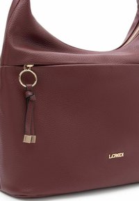 Sac à épaule en cuir bordeaux avec finition texturée, quincaillerie dorée et poche zippée externe. Dispose d'une poignée supérieure et d'un logo de la marque.