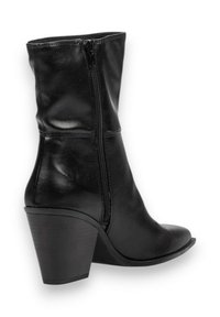 Bota de tobillo de cuero negro con un diseño elegante, cremallera lateral y puntera redondeada, que presenta un tacón grueso de altura media.