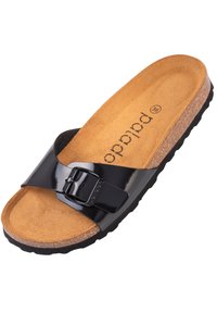 Svart lackläder slid sandal med korkfotbädd, justerbart rem med spänne och strukturerad gummisula. Storlek 36 markerad inuti.