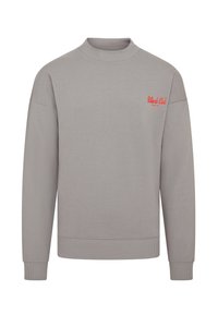 Felpa grigia con collo alto, polsini e orlo a costine. Presenta un testo ricamato rosso sulla parte sinistra del petto. Texture liscia.