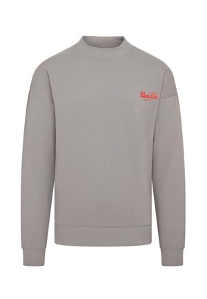 Sweatshirt gris avec un col montant, des poignets côtelés et un ourlet inférieur. Présente un texte rouge brodé sur la partie gauche de la poitrine. Texture lisse.