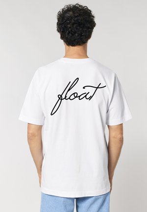 Witte katoenen t-shirt met korte mouwen en een ronde hals, met het woord "float" in zwarte cursieve letters op de achterkant.