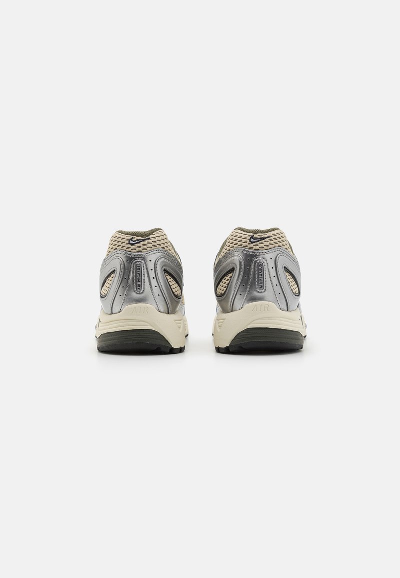 Sneaker mit einem Obermaterial aus Netz in Beige und Grau, mit strukturierten Akzenten, einer gepolsterten Sohle und reflektierenden Details auf der Rückseite.