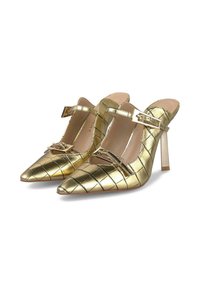 Scarpe slingback dorate in metallo, con tacco alto, punta affusolata, texture effetto coccodrillo e un dettaglio in fibbia sul cinturino. Tacco trasparente.