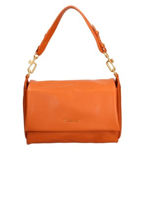 Orange Lederhandtasche mit einem umklappbaren Design, ausgestattet mit einem verstellbaren goldfarbenen Beschlag und einem sichtbaren Markenlogo. Glatte Textur.
