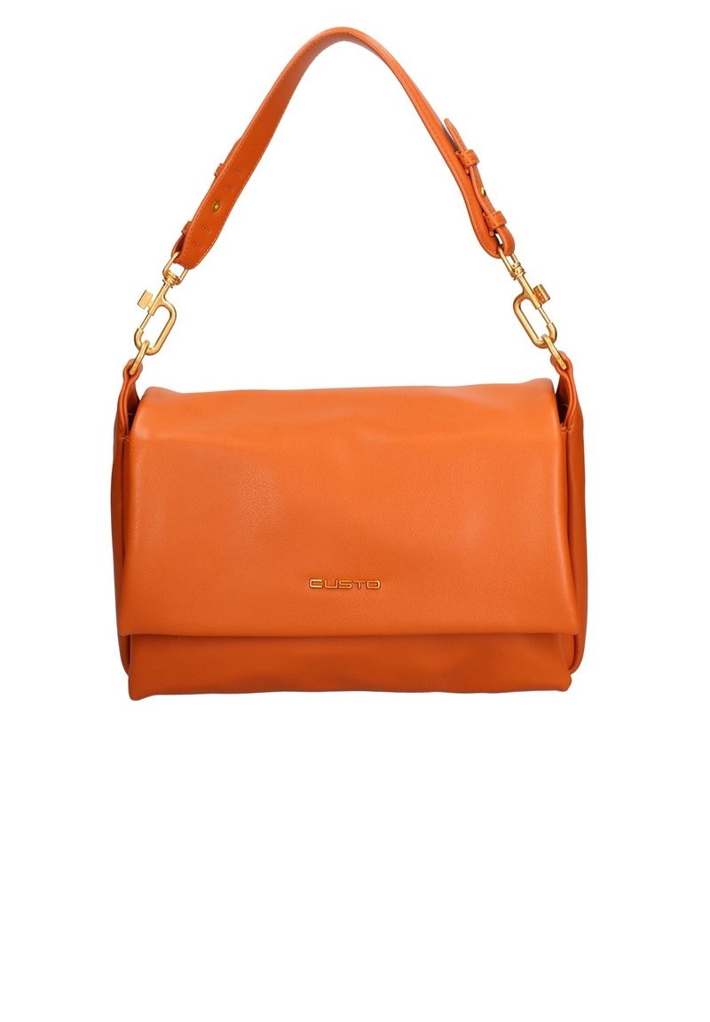 Sac à main en cuir orange avec un design à rabat, doté d'une sangle ajustable en métal doré et d'un logo de marque visible. Texture lisse.