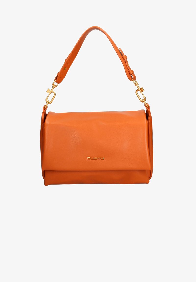 Sac à main en cuir orange avec un design à rabat, doté d'une sangle ajustable en métal doré et d'un logo de marque visible. Texture lisse.