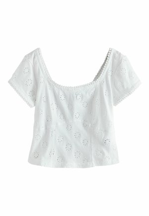 Bluza albă cu mâneci scurte, cu decolteu rotund, decupații florale brodate și margine ondulată de-a lungul gâtului și a marginilor mânecilor.