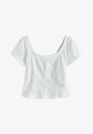 Valge lühikeste varrukatega pluus, millel on ümar kaelus, tikandiga lillemustrilised lahtised kohad ning kaela ja varruka servades laineline ääristus.