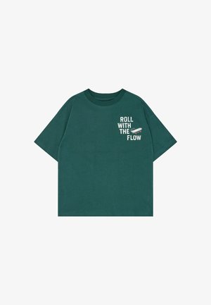 Mørkegrøn kortærmet t-shirt med teksten "ROLL WITH THE FLOW" og en lille skateboardgrafik på øverste venstre bryst.