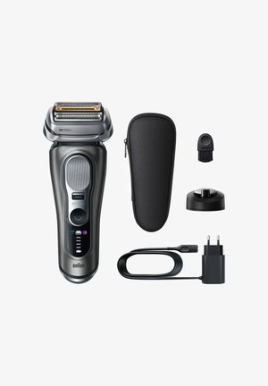 Braun S9 Pro+ Elektrorasierer in Schwarz mit silbernen Akzenten. Enthalten sind ein Reiseetui, eine Reinigungsbürste, ein Ladegerät und eine Dockingstation.
