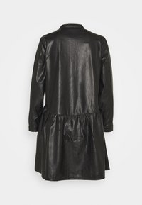 Schwarzes Lederkleid mit langen Ärmeln, ausgestatteter Taille und gestuftem Saum. Glatte Textur, klassischer Kragen und minimalistisches Design.