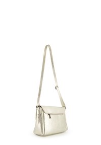 Metaliczna srebrna torba na ramię o płaskim designie, z regulowanym paskiem, zamykaną na zamek zewnętrzną kieszenią i gładką teksturą.