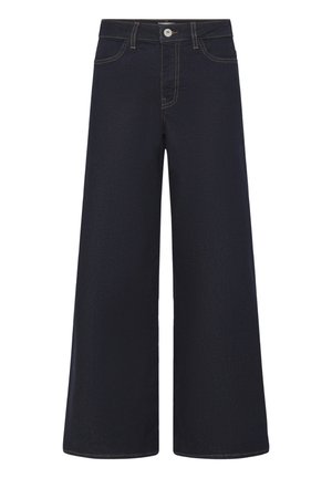 Granatowe, szerokie spodnie dżinsowe z przodu zapinane na guziki i suwak, z pięcioma kieszeniami, na białym tle.