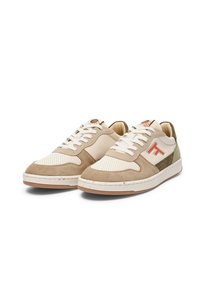Sneaker aus beigem und grünem Wildleder mit einem durchbrochenen cremefarbenen Design. Mit weißen Schnürsenkeln und einem orangen Logo-Akzent. Strukturierten Sohlen.