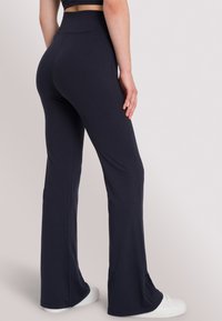 OCEANSAPART DAHLIA FLARED - Broek - black