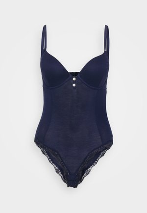 Laivaston värinen bodysuit, joka sisältää ribbikuvioinnin, pehmustetut kupit, säädettävät olkaimet ja pitsireunuksen alareunassa, sekä nappidetaljien edessä.