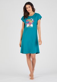 Vestito da notte in cotone teal con maniche corte, caratterizzato da una stampa floreale colorata e la scritta "TROPICAL NIGHT" sulla parte anteriore, design a gonna svasata.