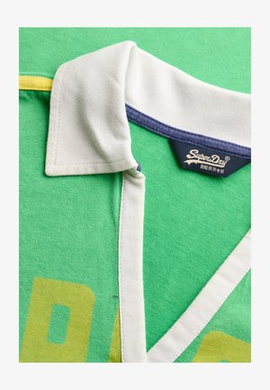 Superdry & Co, SUPERDRY ATHLETIC FOOTBALL COLLARED T-SHIRT.. - T-shirt imprimé - brazil green