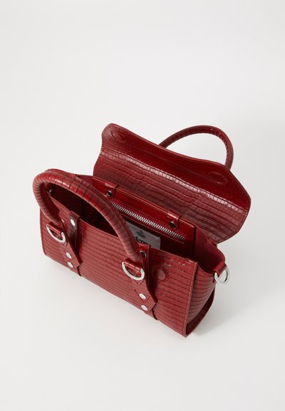 Borsa a mano rossa con motivo coccodrillo, dotata di doppi manici, hardware argentato e una tasca interna con zip. Aperta, che mostra un design strutturato.