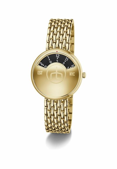 Zlatni ručni sat s pletenim metalnim remenom. Okroglo kućište ima crni brojčanik s bijelim oznakama sati i detaljima marke "EST NYC."