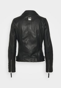 Černá kožená motorkářská bunda s přiléhavým střihem, výrazným prošitím, zapínáním na zip u rukávů a štítkem s logem na zadní straně. Hladká textura.