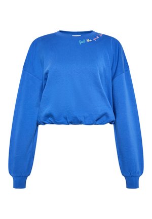 Sweatshirt bleu court avec manches longues, poignets côtelés et une phrase brodée sur l'épaule gauche. Texture lisse, design décontracté.
