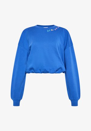 Sinine lühike pusakas pikkade varrukatega, soonikkoes käistega ja vasakul õlal brodeeritud fraasiga. Sile tekstuur, juhuslik disain.