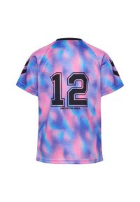 Kortærmet trøje i en multicolor gradient af pink, blå og lilla. Har sort nummer "12" og teksten "LIGHT UP THE WORLD" på ryggen.