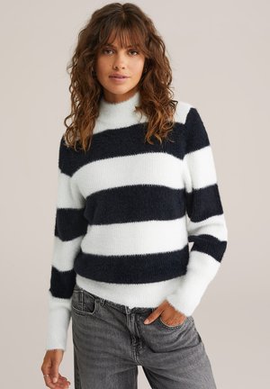 Marineblauwe en witte gestreepte trui met een hoge halslijn, gemaakt van zacht, pluizig materiaal. Lange mouwen met ribgebreide manchetten. Casual fit.