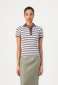 Kortärmad polo t-shirt med horisontella ränder i mörkbrun, ljusblå och vit. Har en mörkbrun krage och placket med tre knappar.